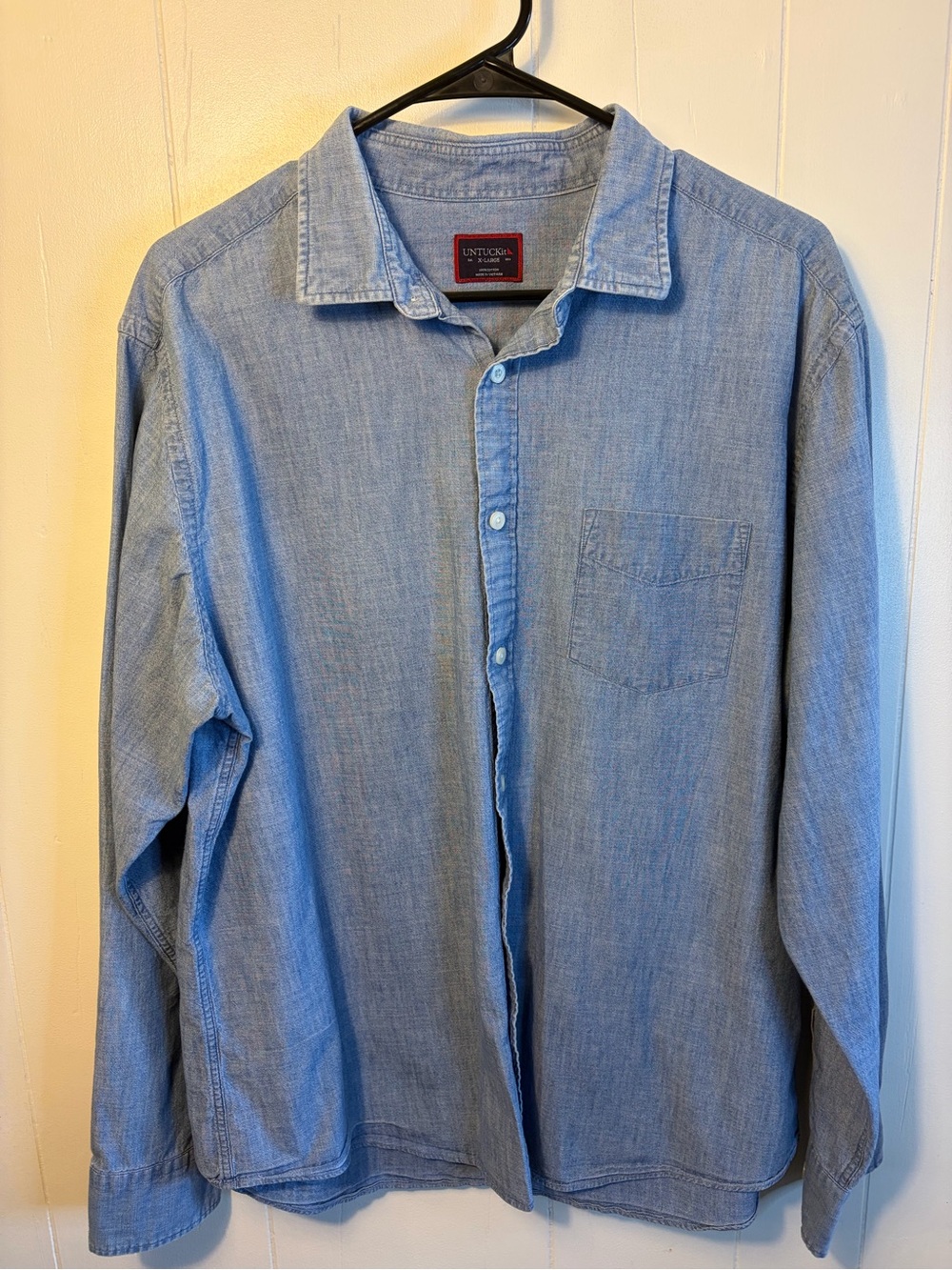 UNTUCKit Men's XL Blue Chambray Button Down Shirt